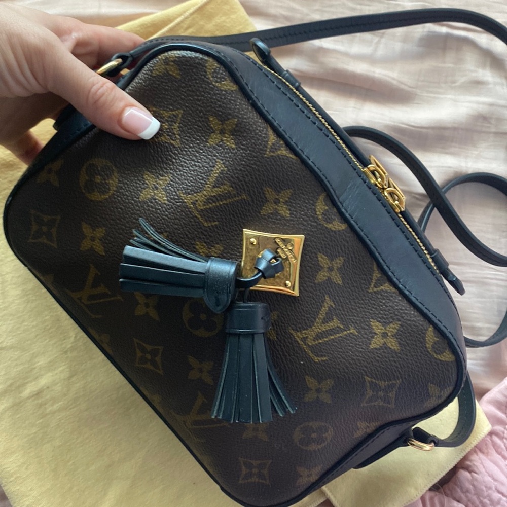✨SOLD✨ 100% Authentic Louis Vuitton Saintonge crossbody bag